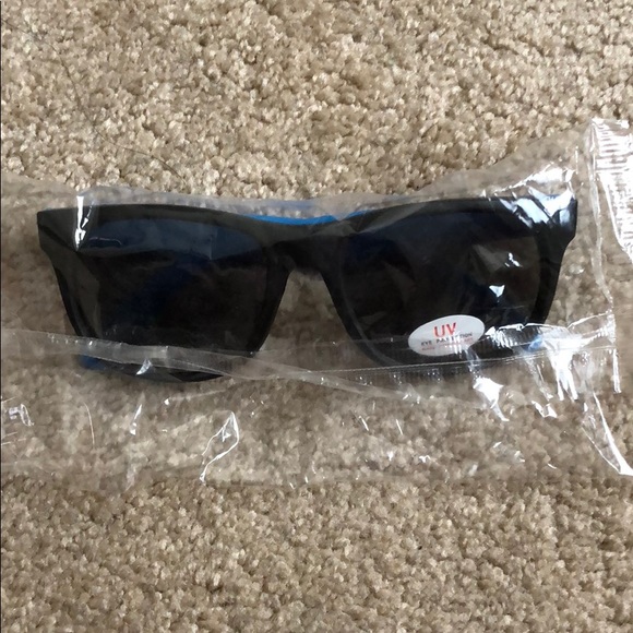 New Vineyard Vines sunglasses and 2 stickers - Picture 2 of 5
